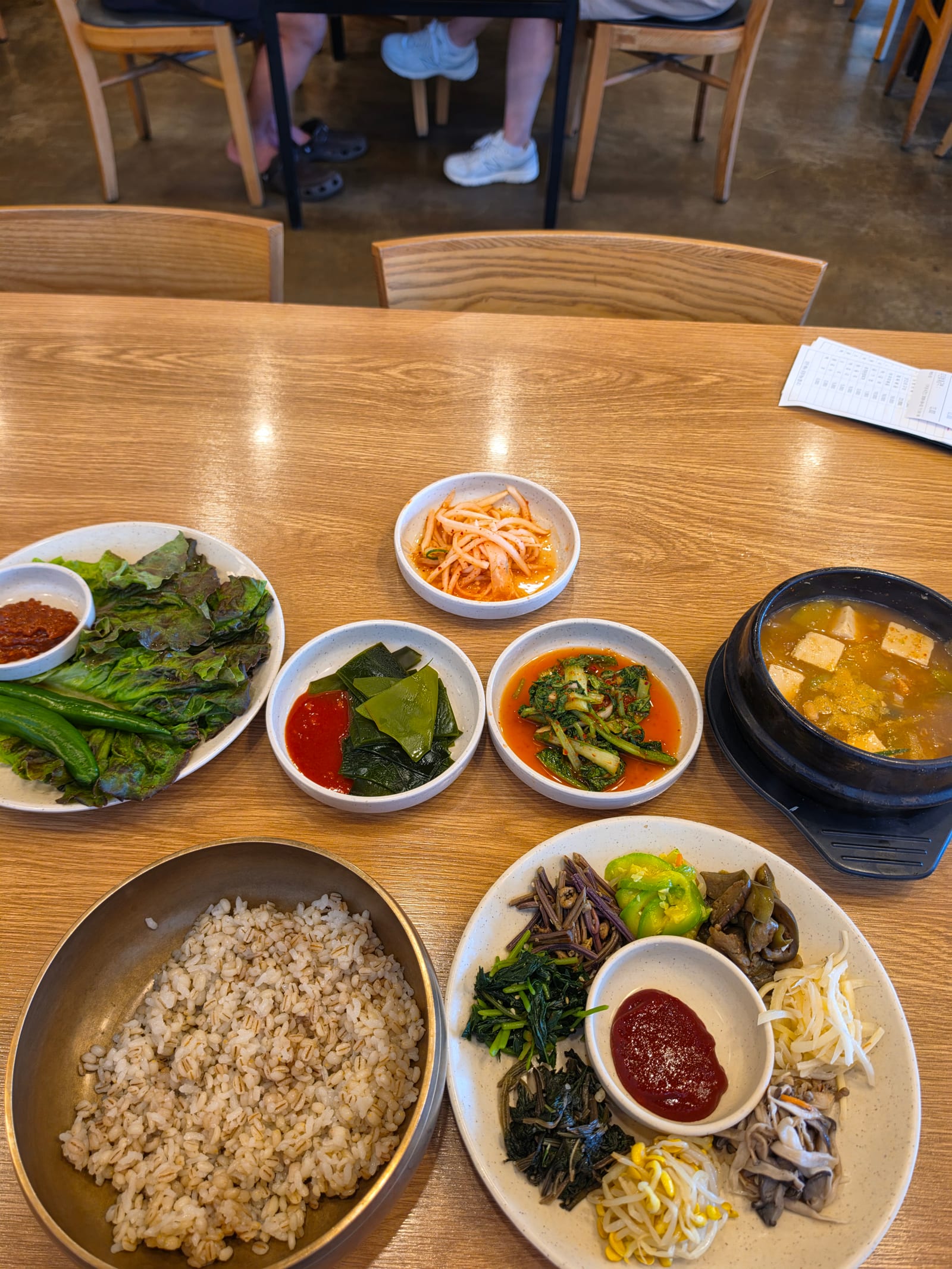 여러 가지 나물과 된장찌개가 함께 나온 고향보리밥 옛날보리밥 한 상