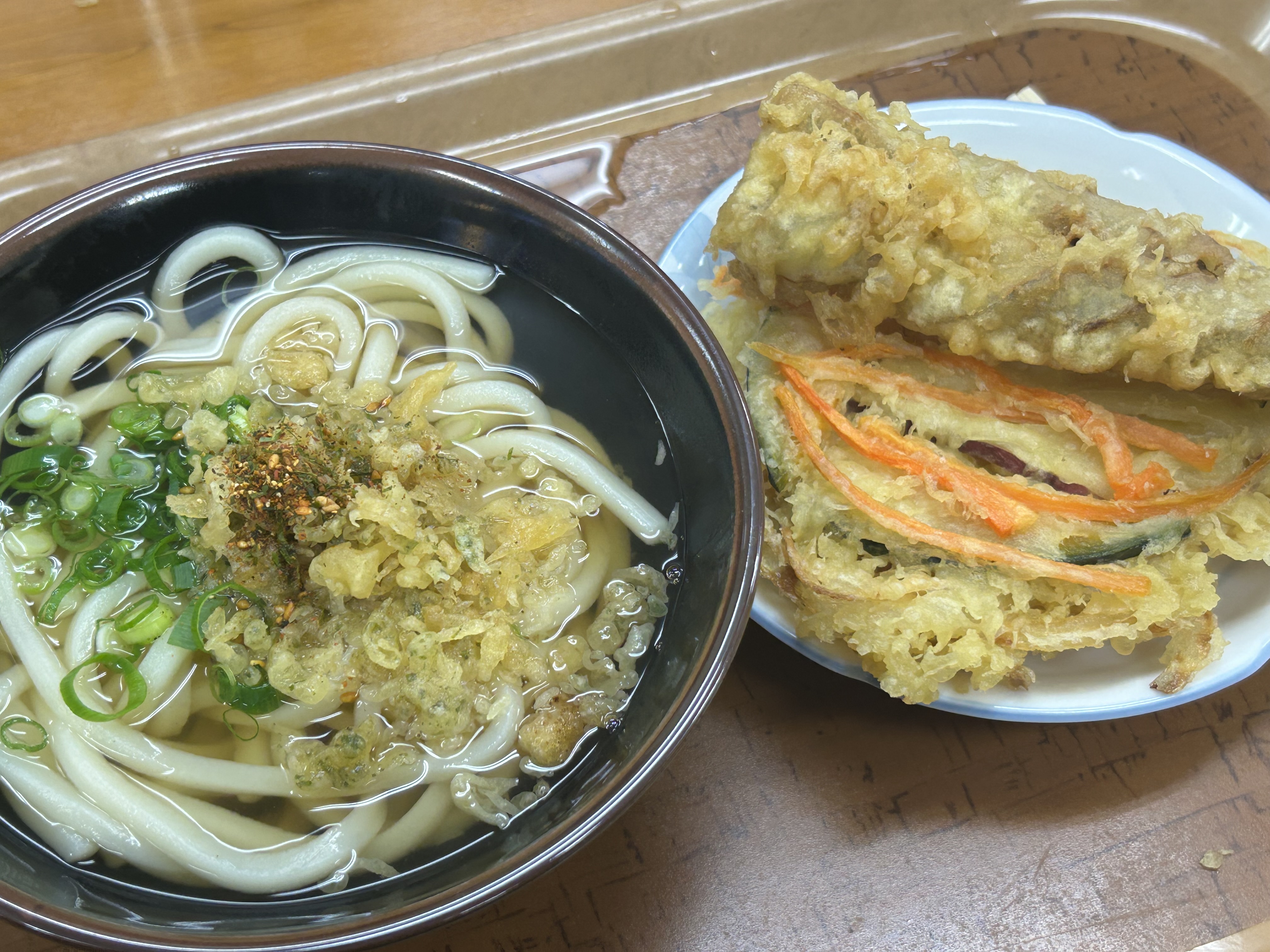 우에하라야 본점의 따뜻한 우동과 여러 종류의 튀김