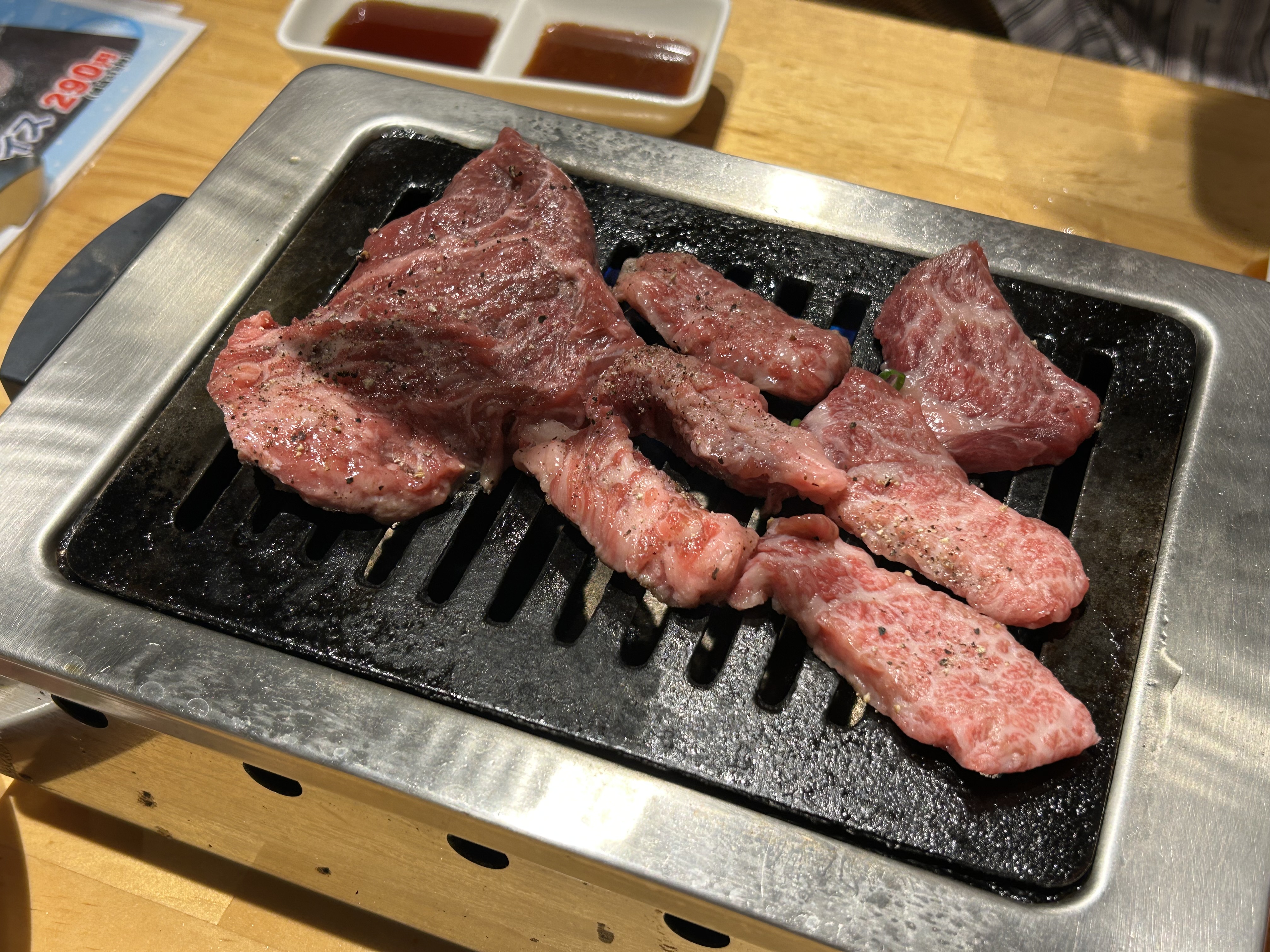 테이블 화로에서 굽고 있는 야키니쿠