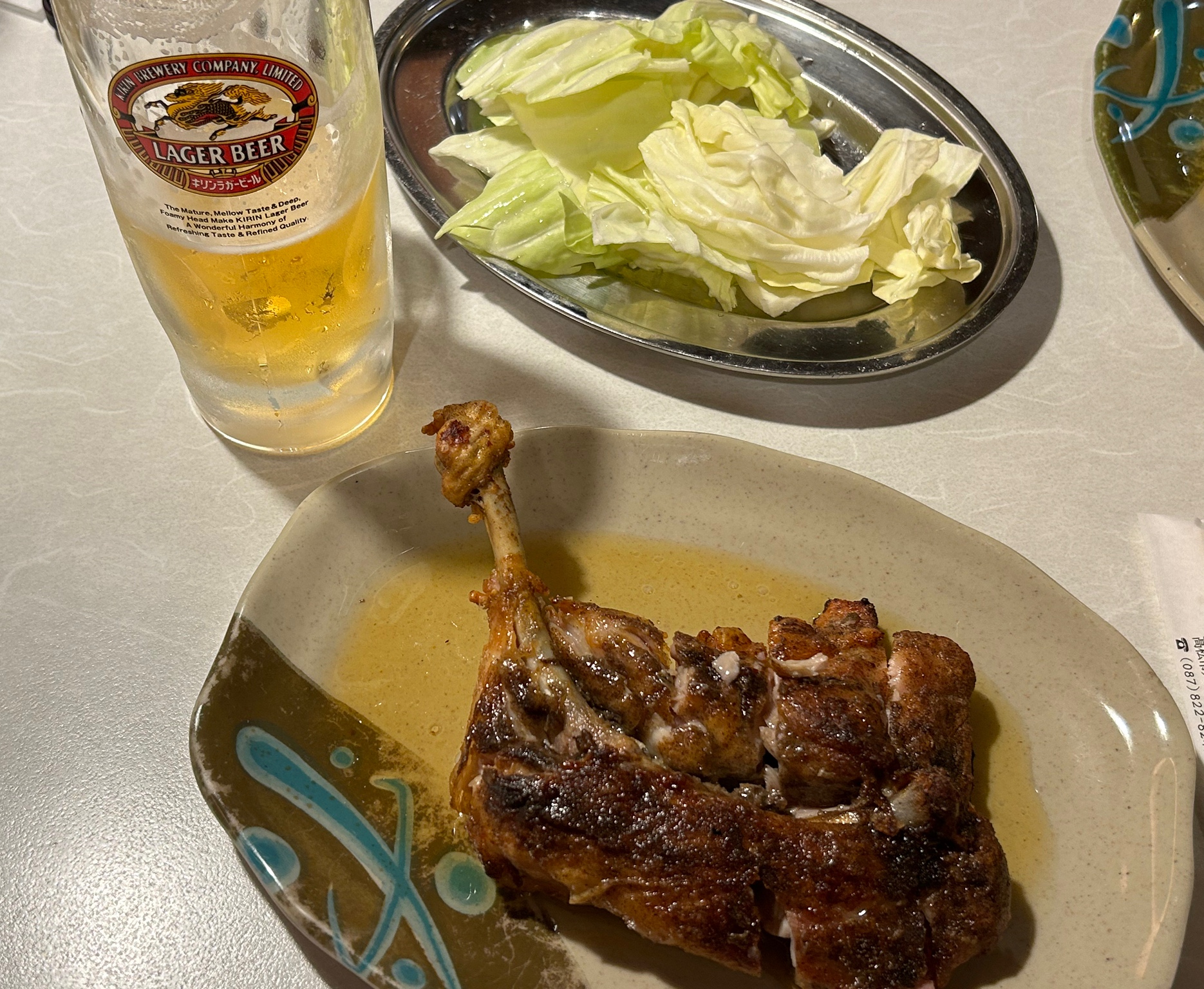 호네츠키도리와 기본 안주 양배추, 생맥주